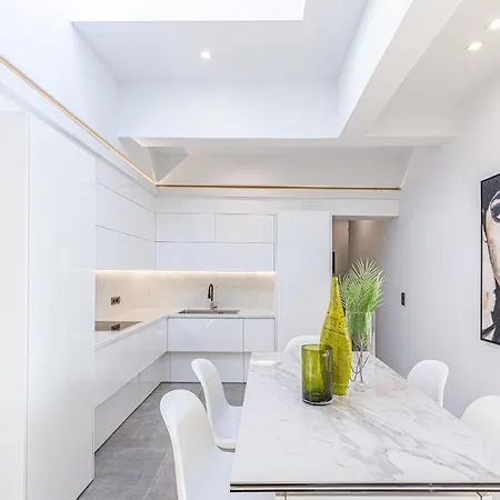 Queen's Gem Luxury - Heated Jacuzzi & Pool וילה