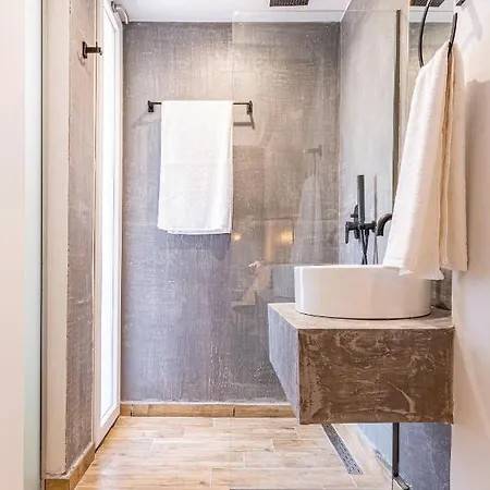 Queen's Gem Luxury - Heated Jacuzzi & Pool וילה