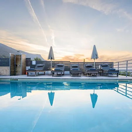Queen's Gem Luxury - Heated Jacuzzi & Pool Villa